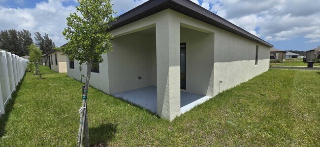 Building Photo - 528 Seafoam Cir