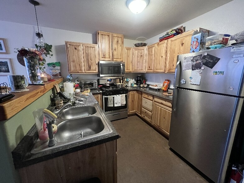 Building Photo - 15840 W Hess Ln