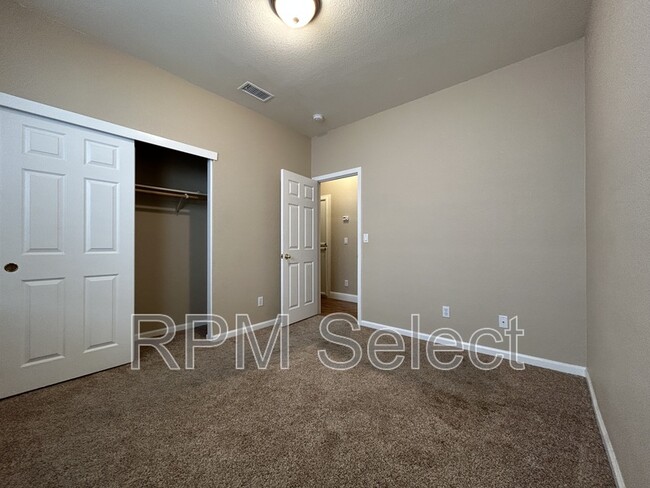 Building Photo - 1724 Magenta Dr