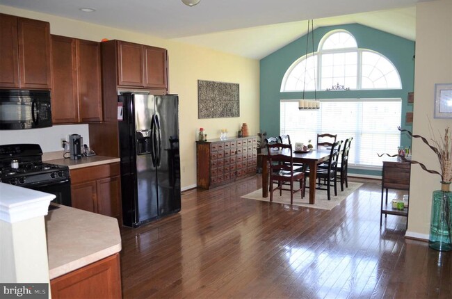 Building Photo - 5255 Spring Ridge Dr E