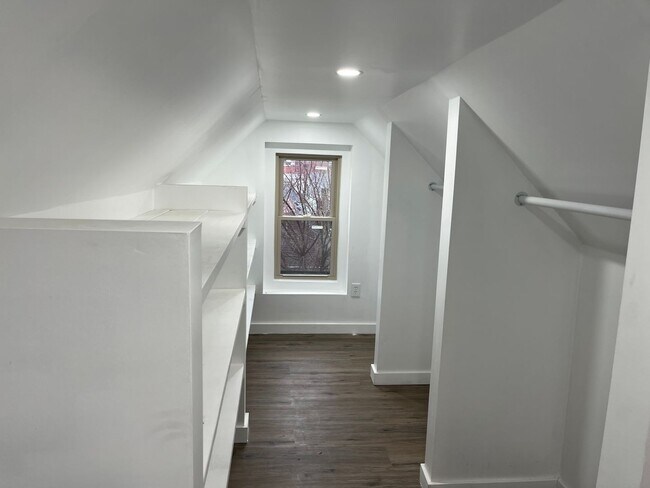 Building Photo - 1927 Scott St