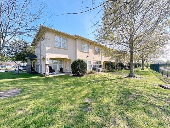 Building Photo - 3 Bedroom Townhouse in Gated Community off...
