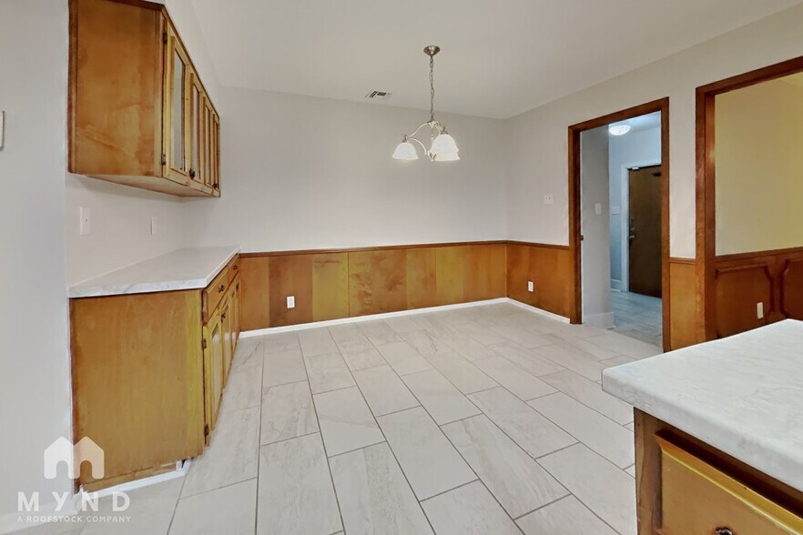 Building Photo - 15710 Fern Ridge St