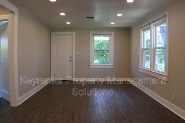 Building Photo - 509 5th St