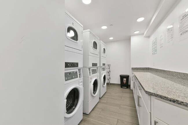 Building Photo - 64 Market St