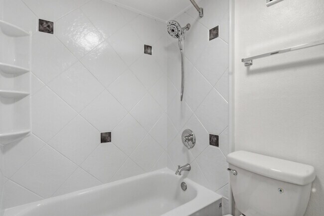 Building Photo - $1,495.95 - 1 Bed, 1 Bath Updated Unit in Westminster with In Unit Washer/Dryer!