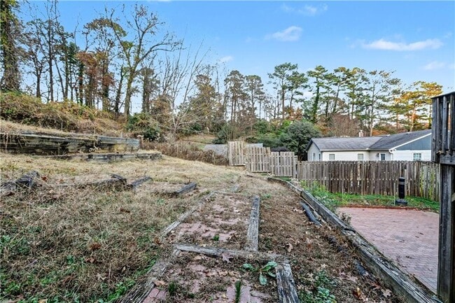 Building Photo - 2008 Shalimar Dr NE