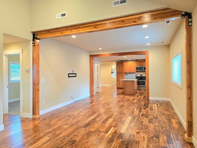 Building Photo - 3 Bedroom Home in Sedro Woolley Available Now
