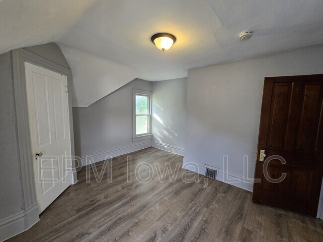 Building Photo - 908 W 3rd St