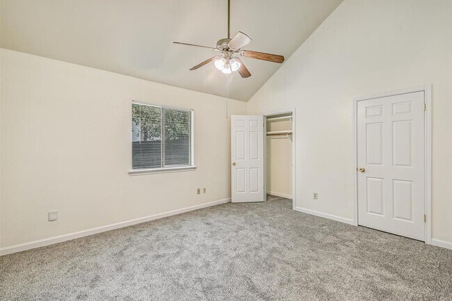 Building Photo - 803 Valley View Dr