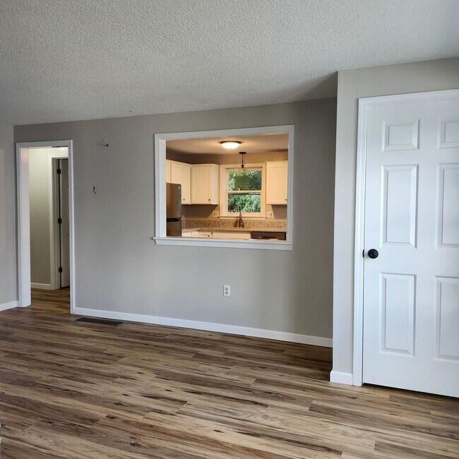 Building Photo - 6 Pine Grove Ave