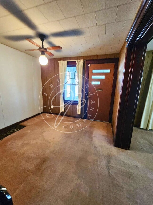 Building Photo - 4 bed 2 bath with 1st floor bedroom and ba...