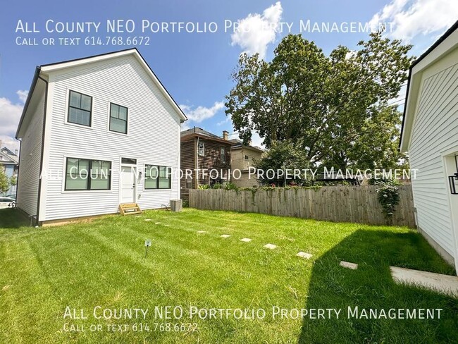 Building Photo - 1053 Oak St