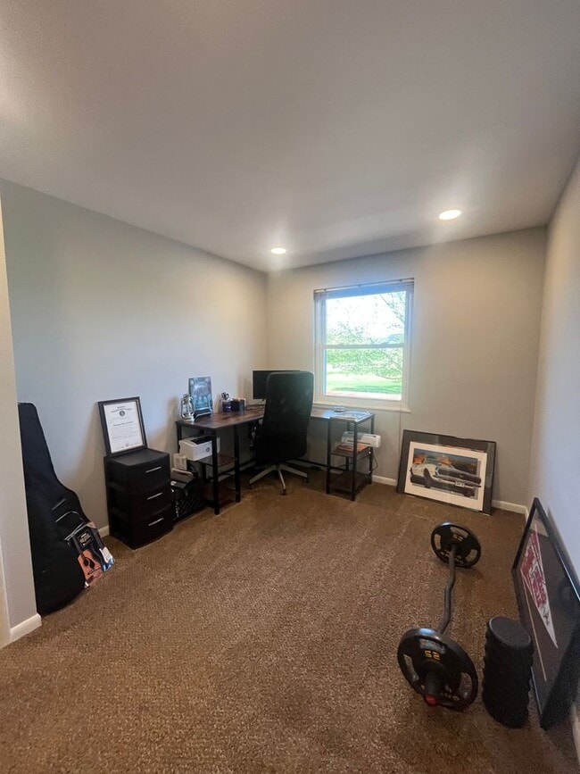 Building Photo - 3 bedroom Condo - Includes resident only c...
