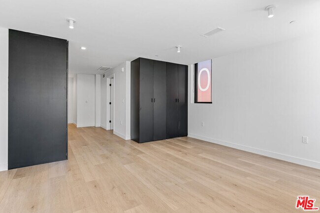 Building Photo - 3688 Overland Ave
