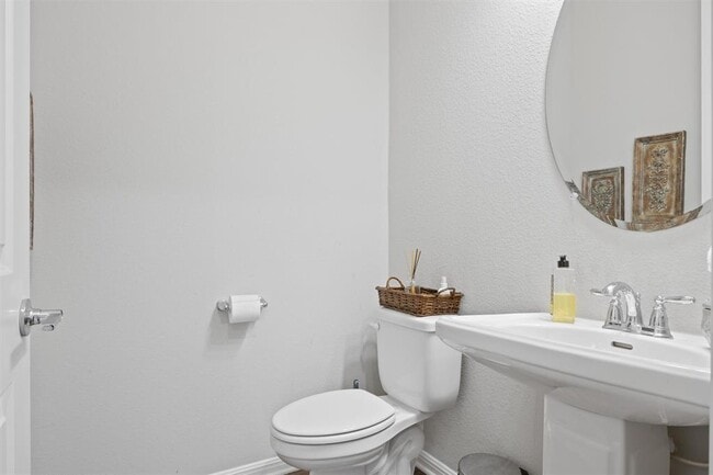 Building Photo - 1020 Vista View Dr