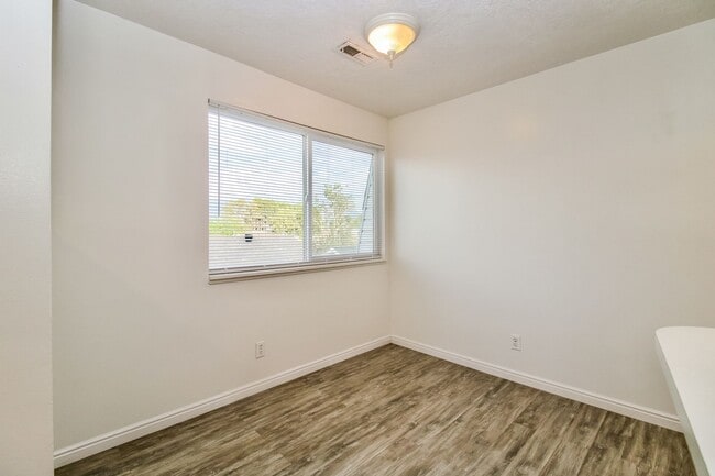 Building Photo - Cozy 2 Bed, 1 Bath and Pet-Friendly Home w...