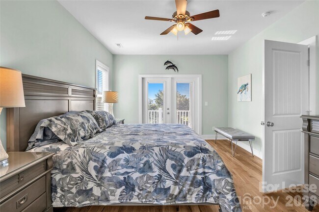 Building Photo - 1708 W Dolphin Dr