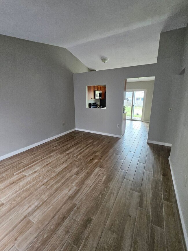 Building Photo - UCF Remodeled Duplex