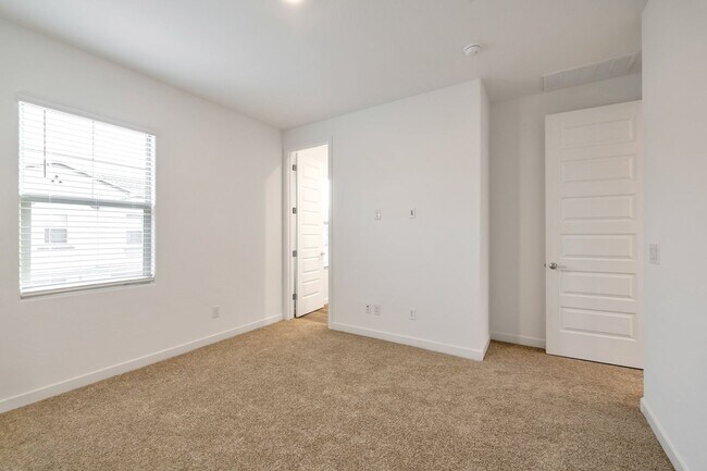 Building Photo - Like New luxurious townhome with 2 Master ...