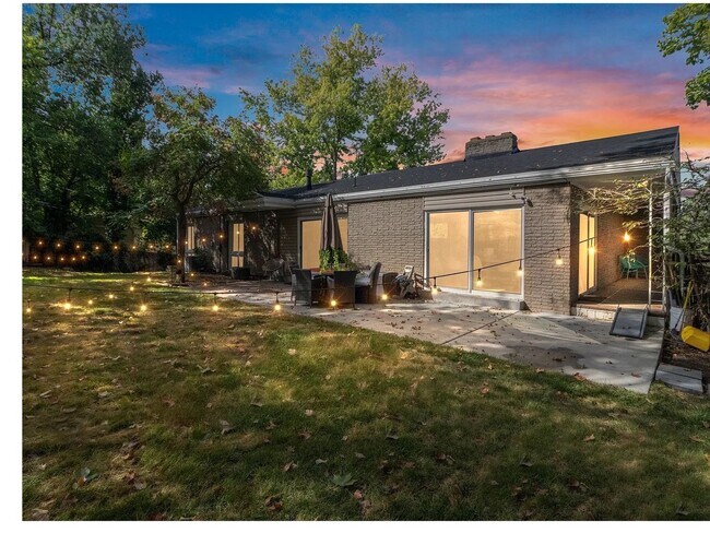 Building Photo - Olympus Cove Home Tucked In to the Benches! Near Park, Schools, Hiking and Skiing!