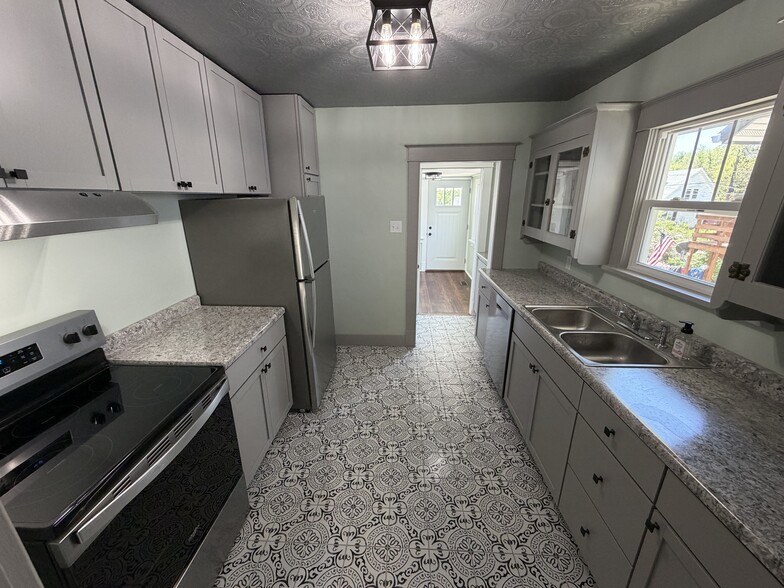 Building Photo - 2222 Duncan St