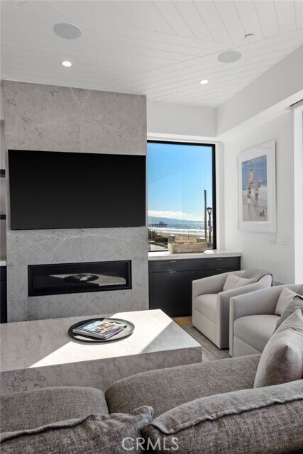 Building Photo - 2200 The Strand