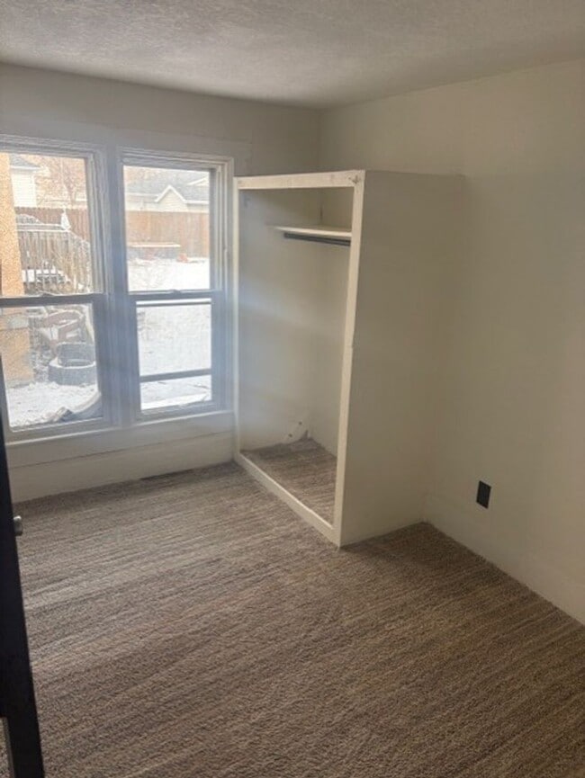 Building Photo - Two Bedroom Apartment in Waterloo, IA