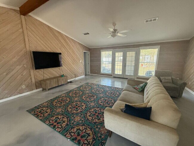 Building Photo - HUGE UPGRADED 3/2!