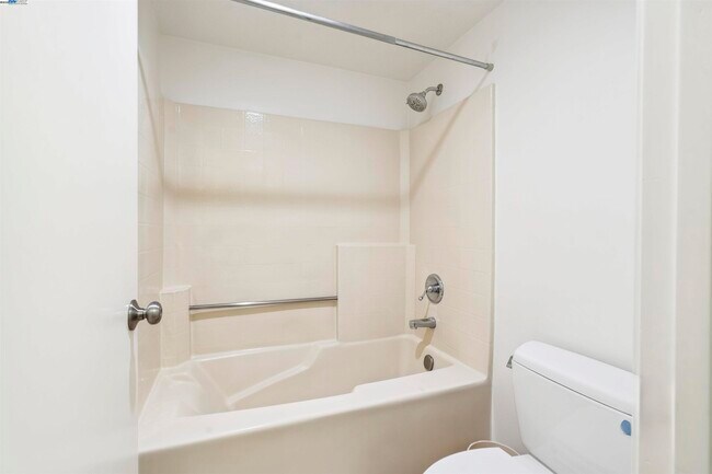 Building Photo - 760 Canyon Oaks Dr