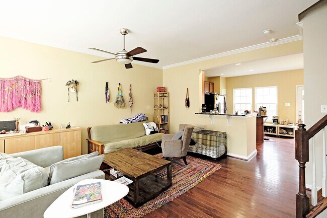 Building Photo - Student + Pet-Friendly Townhome Near UVA & Downtown