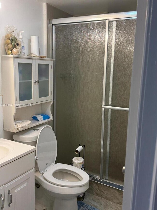 Building Photo - 447 NE 195th St