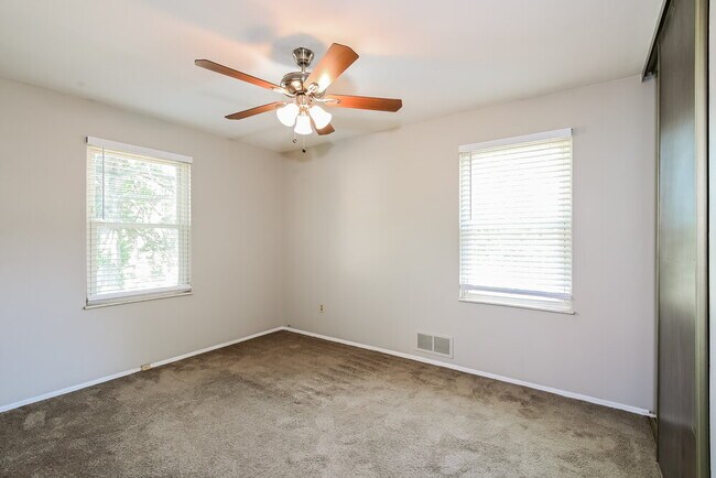Building Photo - 5 Shining Rock Dr