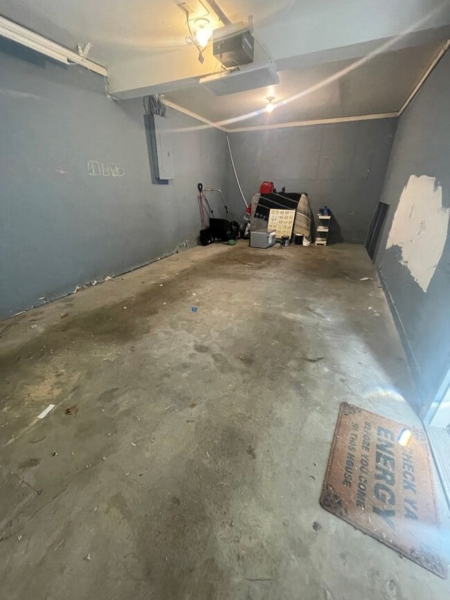 Building Photo - Updated 2 Bedroom  Townhouse
