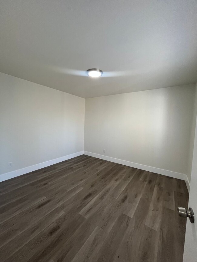 Building Photo - Brand new remodel unit! Must see