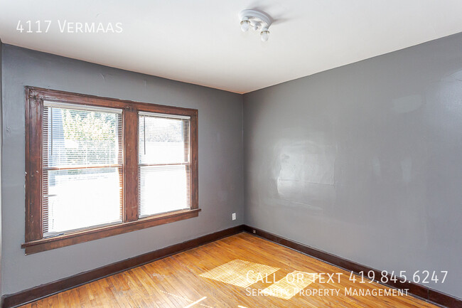 Building Photo - Charming Two Bedroom Upper Unit Duplex For...