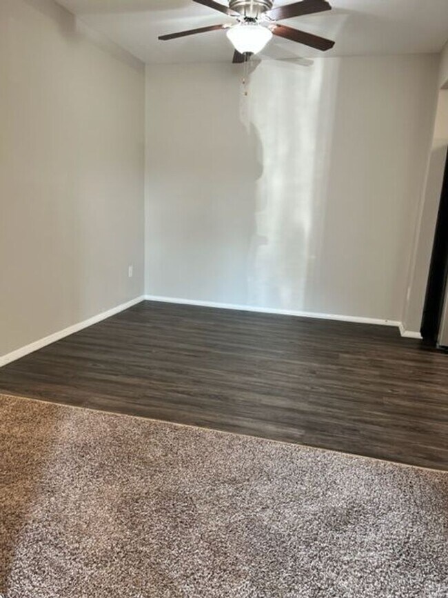 Building Photo - Charming 2-Bedroom 1 bathroom Apartment in the Heart of Chesterton!