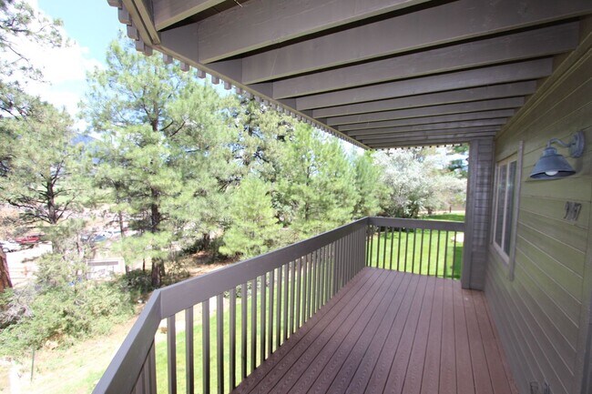 Building Photo - 2645 Valley View Dr