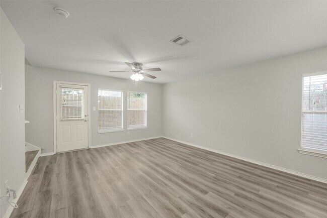 Building Photo - 750 Redwing Park Dr