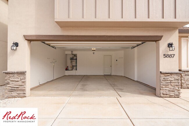 Building Photo - Adorable Stand Alone 4 Bedroom Corner Unit with Fully Fenced Backyard. Small Dogs Welcome.