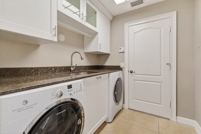 Building Photo - 3221 SE Quay St