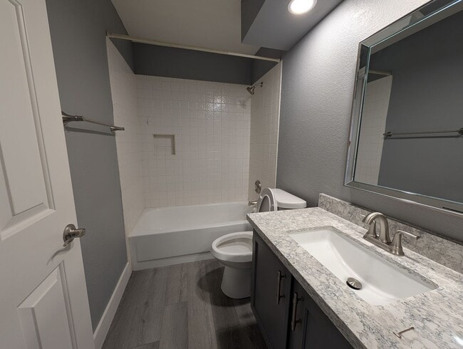 Building Photo - 2 Bedroom 2.5 Bath