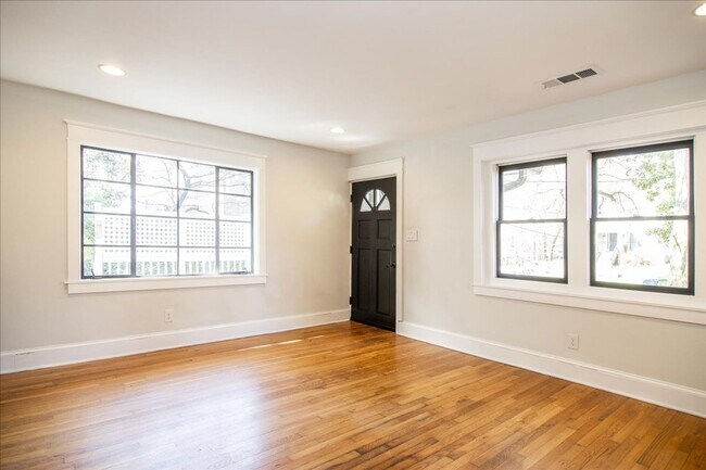 Building Photo - Beautifully Renovated 2/1 in Desirable Gra...