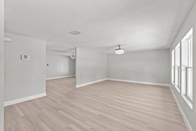 Building Photo - 534 E Del Monte Ave