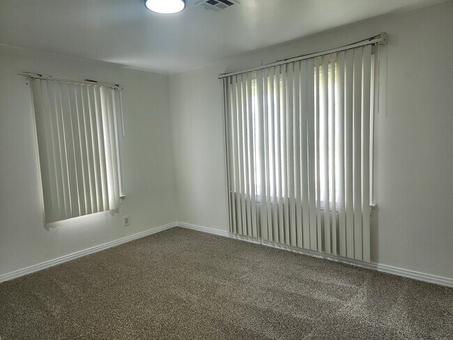Building Photo - 1225 NE 42nd St