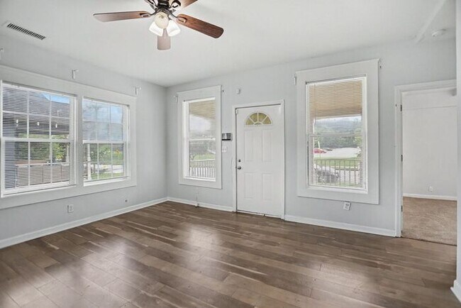 Building Photo - 3BR/2BA Gem Located in Historic West End!