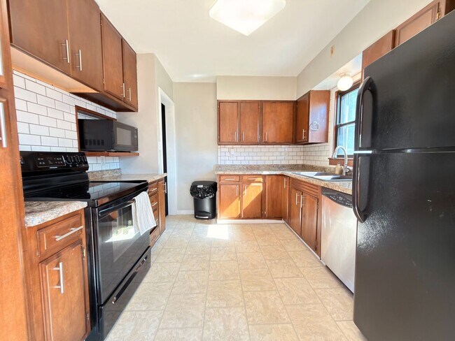 Building Photo - $1,450 | 2 Bedroom 1 Bath Home | Washer & Dryer | Garage