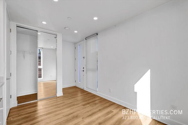 Building Photo - Gorgeous Modern Townhouse In Prime Mid-City