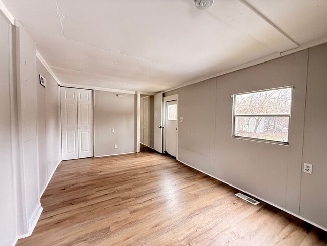 Building Photo - Updated 3 Bedroom House FOR RENT in Laurel Lakes $1550