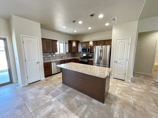 Building Photo - Beautiful 3 Bedroom Home in Southern Vistas w/ Solar!